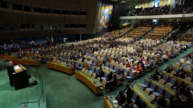 Sejumlah negara melakukan aksi walk out saat PM Israel Benjamin Netanyahu berpidato di depan Sidang Majelis Umum PBB di New York, AS, Jumat (27/9).