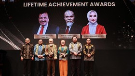 Dirut Pertamina Nicke Terima Lifetime Achievement Awards di IEA 2024