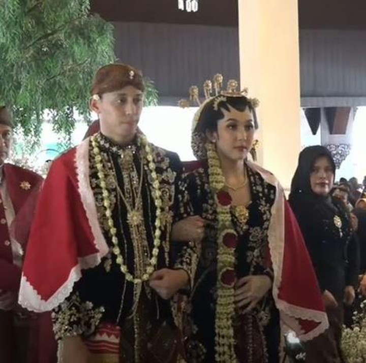 <p>Momen pernikahan keduanya itu disiarkan melalui <em>live streaming</em> di akun YouTube pribadi milik Ribka. Melalui video tersebut, pasangan ini terlihat menjalani serangkaian acara resepsi pernikahan dengan adat Jawa. (Foto: YouTube Ribka Sugiarto)</p>