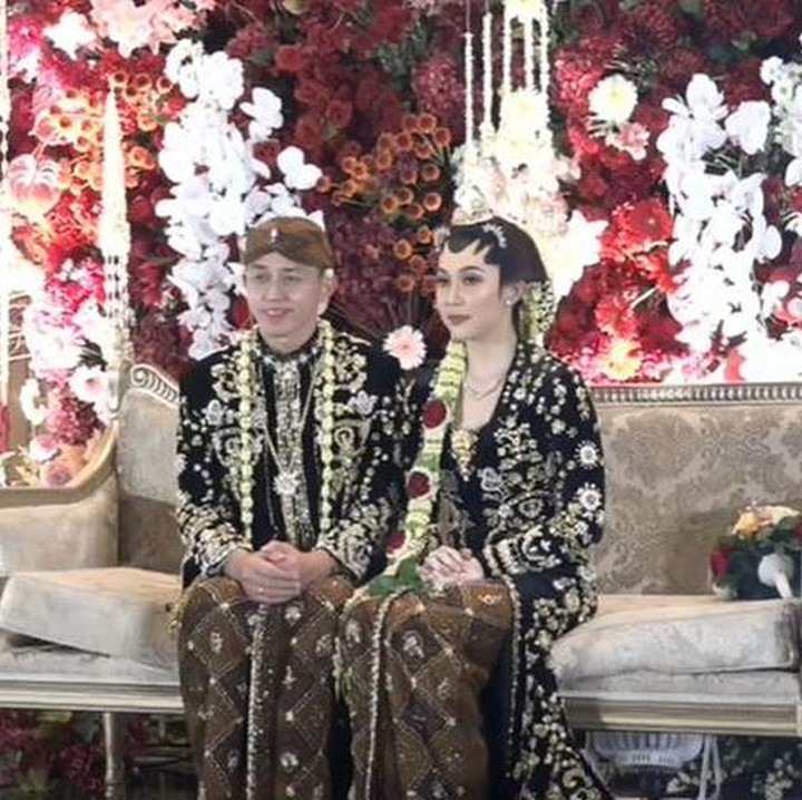 <p>Kabar bahagia datang dari dunia olahraga Tanah Air. Pebulutangkis ganda putra, Muhammad Rian Ardianto, baru saja resmi menikah dengan sesama pebulutangkis, Ribka Sugiarto, Sabtu (28/9/2024). (Foto: YouTube Ribka Sugiarto)</p>
