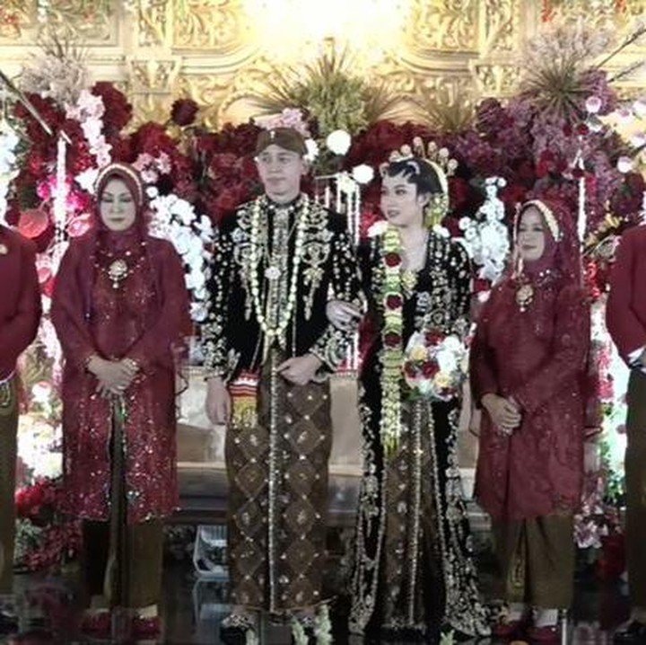 <p>Usai menjalani resepsi ini, keduanya dikabarkan akan menggelar acara ngunduh mantu di pendopo milik artis Soimah di Yogyakarta. Hal tersebut diungkap langsung oleh sang pembawa acara. "Jadi besok malam hari Minggu, 29 September 2024 penganten berdua akan ngunduh mantu di Yogyakarta. Tempatnya Pendopo milik Mbak Soimah," ujarnya, dikutip dari kanal <em>YouTube Ribka Sugiarto</em>, Sabtu (28/9/2024). (Foto: YouTube Ribka Sugiarto)</p>