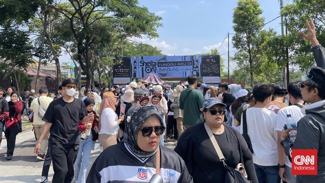 Ribuan fan mulai memadati Stadion Si Jalak Harupat, Kabupaten Bandung menjelang konser Sheila on 7 yang diadakan pada Sabtu (28/9) malam.
