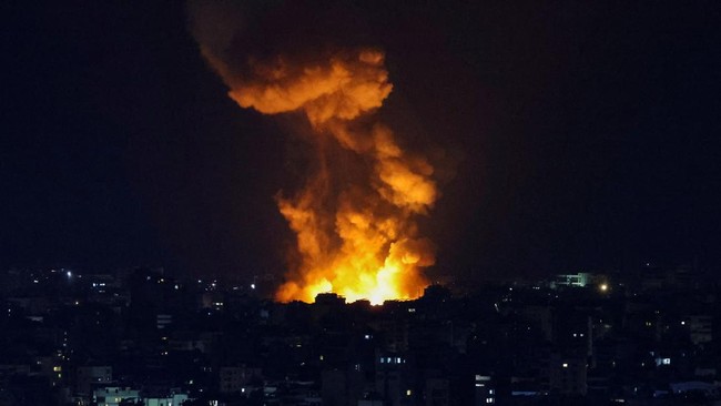 Israel Kembali Gempur Suriah Usai Wanti-wanti soal Druze Israel kembali meluncurkan serangan brutal ke Suriah pada Jumat (1/5) malam usai mewanti-wanti pemerintah soal komunitas Druze.