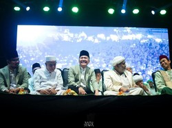 UAS Beri Dukungan untuk Ratu Dewa-Prima Salam di Pilkada Palembang