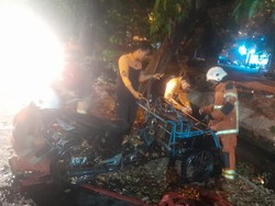 Bentor Nyemplung Sungai di Surabaya Usai Ban Terantuk Batu