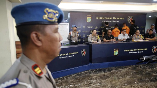 Total ada 11 anggota polisi yang diperiksa Bid Propam Polda Metro Jaya. Salah satunya, Kapolsek Mampang Kompol Edy Purwanto.