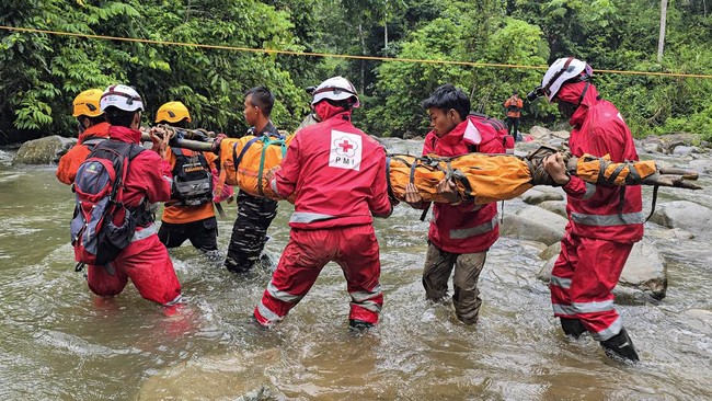 Proses SAR korban longsor tambang emas terlarangan di Solok pada Minggu (29/9), tim mengevakuasi satu korban selamat dan satu korban tewas.