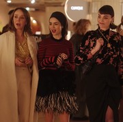 Gaya Musim Dingin Kece ala Karakter Emily In Paris Season 4 Episode 5 dan 6