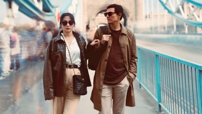 7 pictures of Hesti Purwadinata & husband on vacation to England, celebrating 14th anniversary