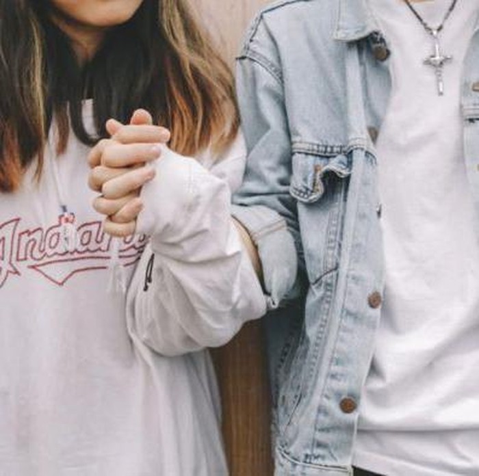 Ilustrasi pasangan berpegangan tangan /Foto: Pexels/Tan Danh