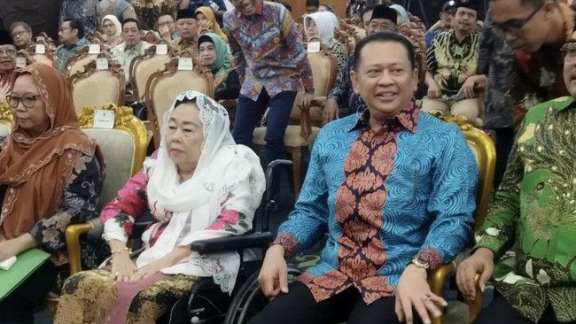 Istri Gus Dur, Sinta Nuriyah meminta kitab pelajaran maupun buku-buku nan menyangkut penurunan Gus Dur dengan TAP MPR ditarik untuk direvisi