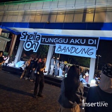 Jadi Pelabuhan Terakhir, Ini Keseruan Konser Sheila On 7 di Bandung