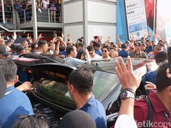 Datang ke Sirkuit Mandalika, Jokowi Bagi-bagi Kaos Bergambar Wajahnya