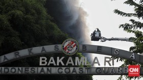 FOTO: Penampakan Si Jago Merah Lahap Gedung Bakamla Jakarta