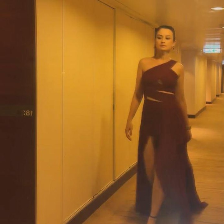 <p>Kimberly sendiri ikut hadir dalam ASEAN Film Festival di Hongkong baru-baru ini. Bunda dua anak ini tampil memukau menggunakan gaun berwarna merah karya desainer Jeffry Tan. (Foto: Instagram @kimbrlyryder)</p>