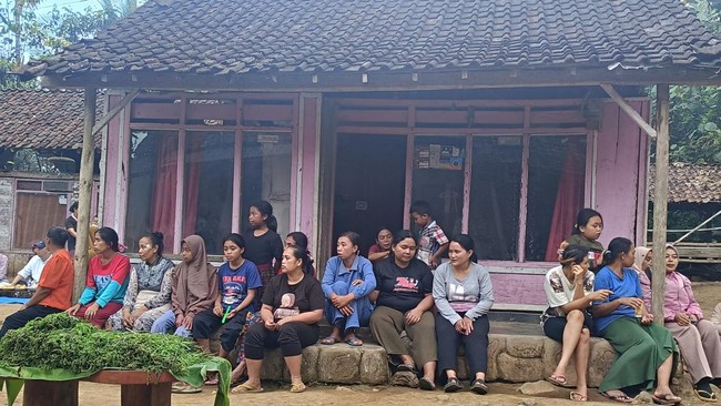 Cerita Marsiyati dan sekelompok perempuan di Banyuwangi yang berjuang keluar dari lingkaran kemiskinan di kampungnya.
