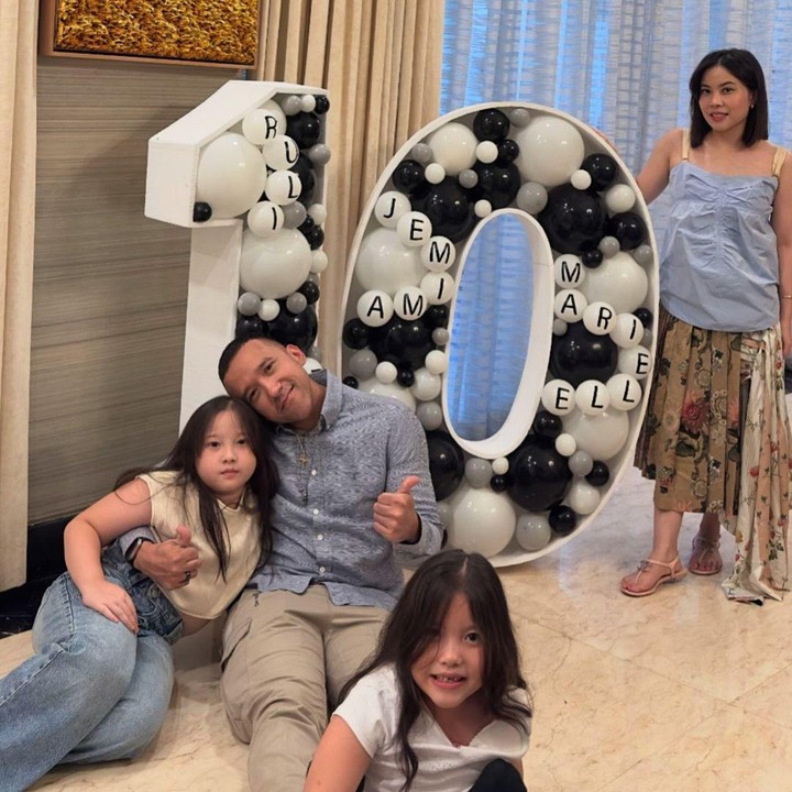 <p>Baru-baru ini, Maruli dan Mita merayakan hari ulang tahun pernikahan mereka yang ke-10. Pasangan ini merayakan hari spesial itu bersama kedua anak mereka, Jemima dan Marielle. Maruli dan Mita terlihat kompak mengenakan baju bernuansa warna biru muda. (Foto: Instagram @marulitampubolon777)</p>
