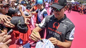 FOTO: Naik Bak Terbuka, Pembalap MotoGP Sapa Penonton di Mandalika