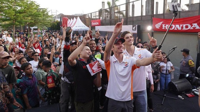 Dua pebalap tim Honda HRC Castrol MotoGP Luca Marini dan Joan Mir menjajal membuat ketupat dari janur kelapa