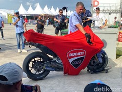 Motor Marquez Terbakar, Langsung Dibungkus Kain Merah