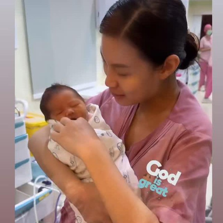 <p>Patricia Gouw melahirkan bayi berjenis kelamin perempuan di Samitivej Srinakarin Hospital Bangkok, Thailand. Sang putri diberi nama Zoe Harper Bertoli. (Foto: Instagram @patriciagouw)</p>
