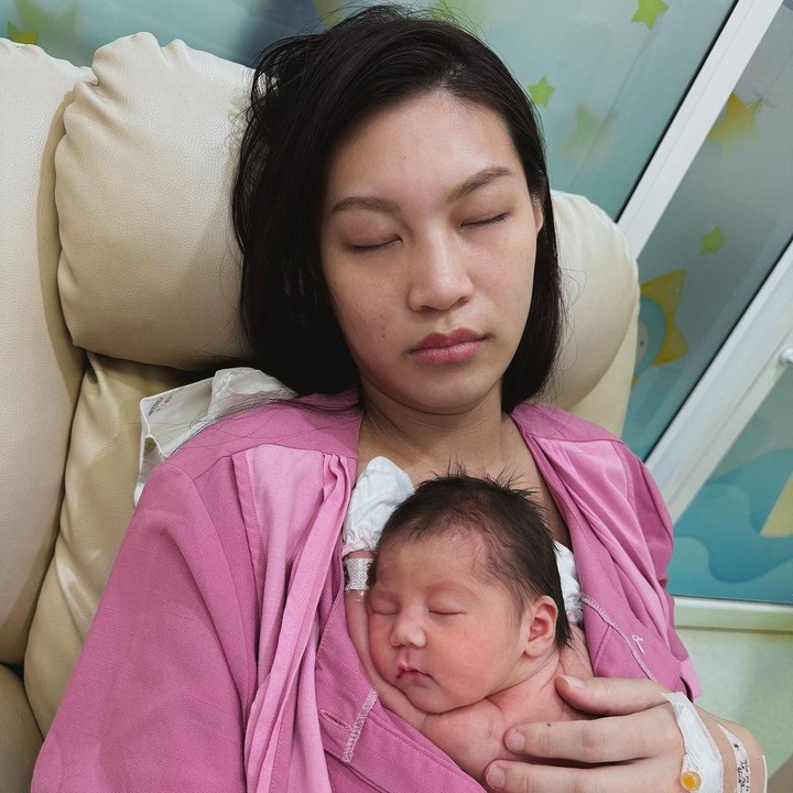 <p>Patricia Gouw tak bisa menyembunyikan rasa bahagianya usai melahirkan anak pertama. Kelahiran Baby Zoe memang ditunggu-tunggu olehnya dan sang suami. Patricia Gouw sempat mengalami keguguran sebelum dikaruniai Zoe. <em>"It wasn’t an easy journey, but we made it through</em> (Ini bukan perjalanan yang mudah, tapi kita berhasil melewatinya," tulis Patricia di Instagram. (Foto: Instagram @patriciagouw)</p>
