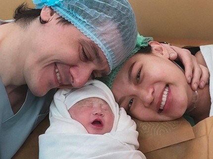 5 Potret Patricia Gouw Melahirkan Anak Pertama di Thailand Didampingi Suami Bule