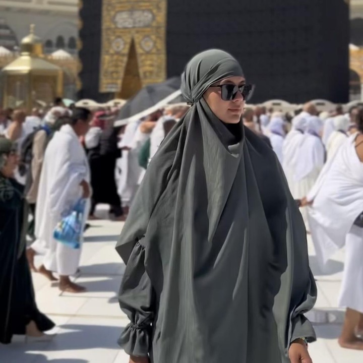 <p>Model dan Bunda dua anak Paula Verhoeven pernah menjalani umrah di tahun 2019. Saat itu, Paula tengah hamil anak pertamanya, Kiano Tiger Wong. Baru-baru ini, Paula kembali menunaikan ibadah umrah sendiri. Ia mengenang momen saat menunaikan ibadah itu dalam kondisi hamil. (Foto: Instagram/@paula_verhoeven)</p>