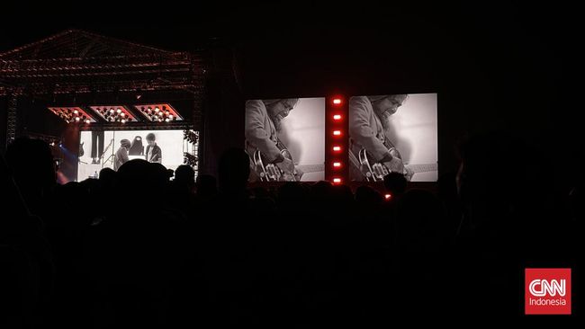 Sakti bereuni dengan Sheila on 7 di panggung Tunggu Aku di Bandung. Dia memainkan gitar untuk lagu Temani Aku serta Dan.