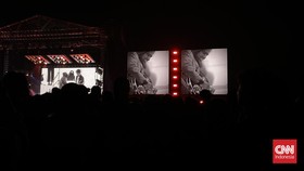 Sakti Eks Gitaris Reuni Singkat Bareng Sheila on 7 di Konser Bandung