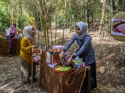 Sensasi Nostalgia Pasar Sunda Jadul, Belanjanya Pakai Koin Bambu