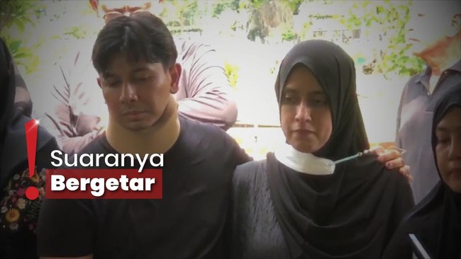 Ikut Turun ke Makam Ibu, Sonny Septian Masih Pakai Penyangga Leher