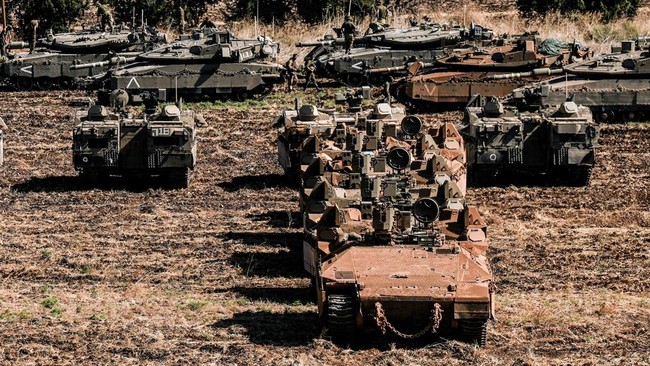 Militer Israel mulai melancarkan invasi darat pertama ke Lebanon sejak 2006 kala perangnya dengan Hizbullah terus memanas selama beberapa pekan terakhir.