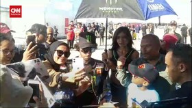 VIDEO: Momen Rins dan Zarco Dikerumuni Penggemar di MotoGP Mandalika