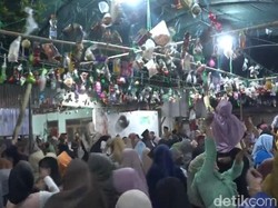Keseruan Berebut Peralatan Dapur-Makanan Tradisi Maulid Nabi di Probolinggo