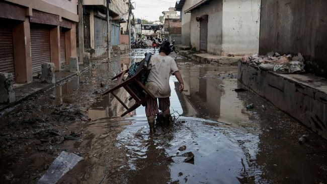 FOTO: Banjir dan Tanah Longsor Tewaskan 200 Orang di Nepal