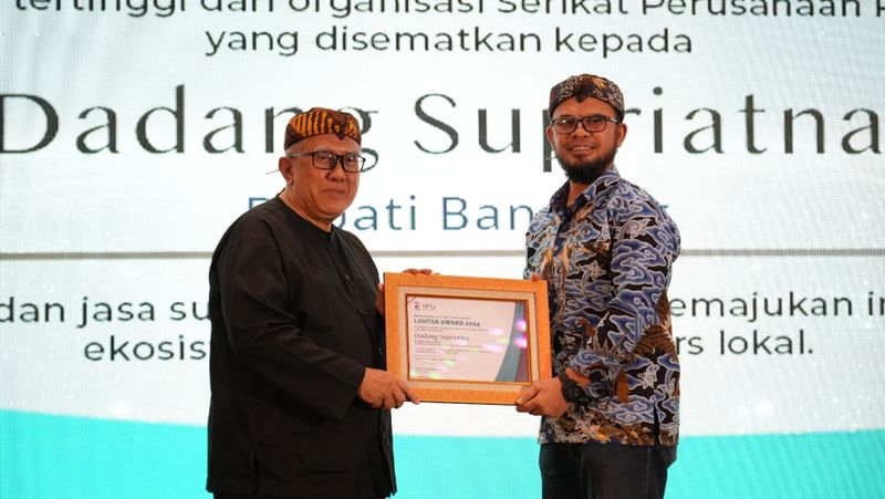 Penghargaan demi penghargaan kembali diraih Bupati Bandung Dadang Supriatna.