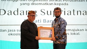 Sinergi dengan Pers, Dadang Supriatna Raih Penghargaan Lontar Award