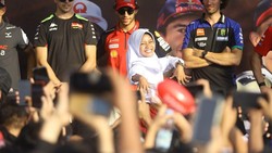Sosok Azizah Dancer Cilik Berhijab Kibarkan Bendera Finis Sprint Race MotoGP Mandalika