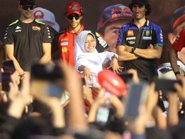 img-title Sosok Azizah Dancer Cilik Berhijab Kibarkan Bendera Finis Sprint Race MotoGP Mandalika