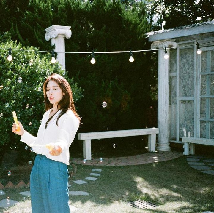 <p>Bagi Bunda yang suka dengan outfit <em>ngantor</em> yang simpel, gaya pakaian Park Shin Hye ini bisa dijadikan rekomendasi. Perpaduan blouse putih tanpa motif dan celana berwarna denim membuat penampilan tampak cerah. (Foto: Instagram @ssinz7)</p>