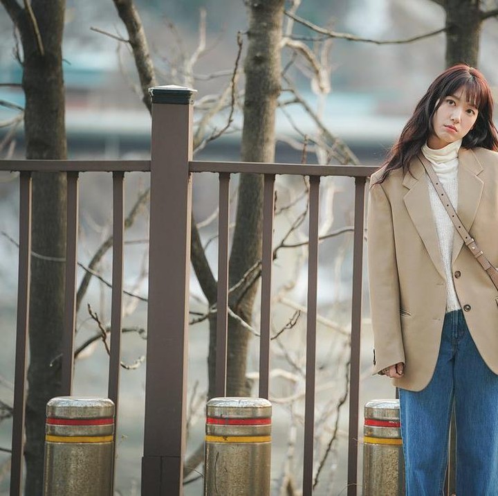 <p>Celana jeans bisa dipasangkan dengan blazer dan kaos turtleneck untuk membuat outif ngantor yang semiformal. Gaya pakaian kasual Park Shin Hye ini sering ditemukan di dalam drakor, ya, Bun. (Foto: Instagram @ssinz7)</p>
