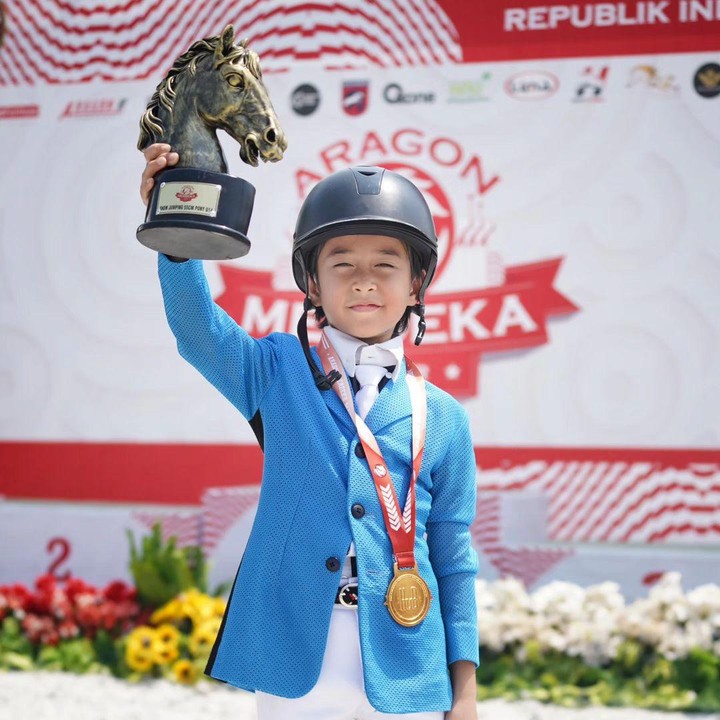 <p>Djalu pun tak kalah keren dari kakaknya. Seperti Aisha, ia turut berprestasi di cabang olahraga yang sama. Momen-momen perlombaannya juga sering Irfan bagikan di akun Instagram pribadi. (Foto: Instagram @irfanhakim75)<br /><br /><br /></p>
