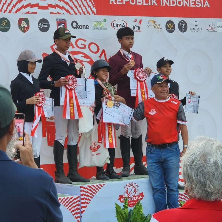 <p>Misalnya dalam unggahan berikut ini, ketika Irfan memamerkan aksi anak-anaknya saat berlomba. Baik Aisha maupun Djalu, keduanya menyabet piala kemenangan. "Juara 1: Aisha & Jeedina V, <em>Jumping 70- 80 cm Open</em>. Juara 1: Aisha & Jeedina V, <em>Jumping 90-100 cm Open</em>. Juara 3: Djalu & Black Sweet, <em>Children & Pony Championship 40-50 cm U14</em>. Semangat untuk memberikan yang terbaik yaa. Menyala anak anakku," tulinsya di kolom keterangan foto. (Foto: Instagram @irfanhakim75)<br /><br /><br /></p>