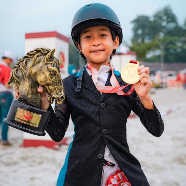<p>Tak hanya itu, Irfan juga mengunggah momen dengan menunjukkan kebolehan Djalu di ajang lainnya. Saat mengikuti lomba Menhan RI yang berlangsung saat Kemerdekaan Republik Indonesia, ia menyabet medali emas, lho. (Foto: Instagram @irfanhakim75)<br /><br /><br /></p>
