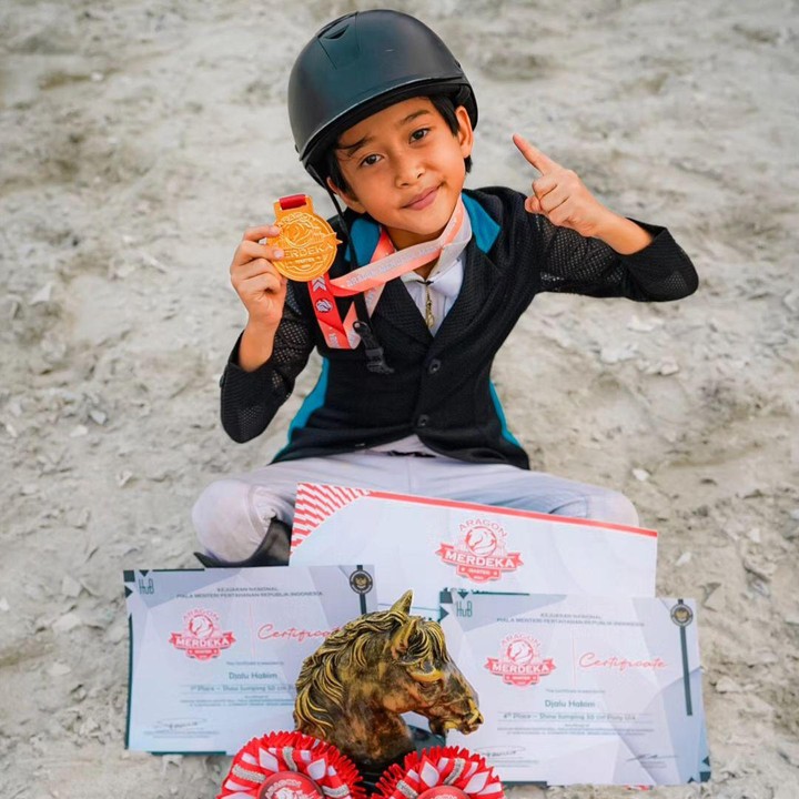 <p>Berikut ini potret ketika Djalu dapat medali emas, Bunda. Lewat <em>caption</em>, Irfan menulis ucapan syukur atas prestasi tersebut. "Alhamdulillah, di hari Kemerdekaan kemarin, Djalu juara 1 <em>Show Jumping 50 cm Pony U14</em> di Piala Menhan RI Dressage & Show Jumping," tulis Irfan. (Foto: Instagram @irfanhakim75)<br /><br /><br /></p>