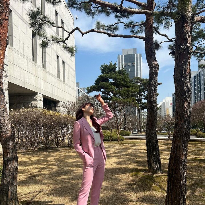 <p>Dalam foto ini Park Shin Hye terlihat elegan dan feminin, ya, Bun? Memakai blazer yang warnanya senada dengan celana bisa Bunda coba untuk membuat oufit matching seperti ini. (Foto: Instagram @ssinz7)</p>