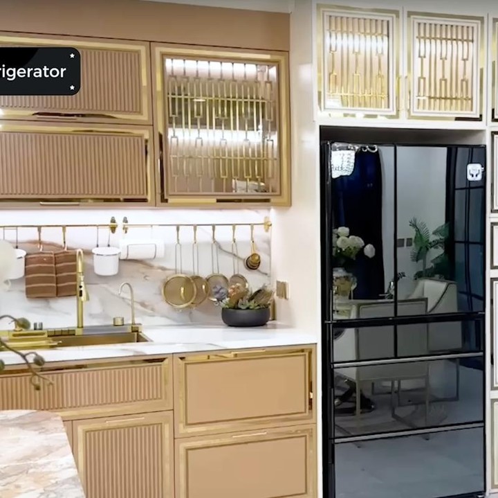 <p>Sebagaimana yang terlihat, dapur Tasyi memang memiliki banyak ruang-ruang penyimpanan. Tak hanya berfungsi untuk menaruh alat masak, juga untuk bumbu-bumbu dapur. "Aku tuh lebih suka semua kelihatan clean kayak gini, makanya semua aku simpan di dalam lemari," ujarnya. (Foto: YouTube Tasyi Athasyia)<br /><br /><br /></p>
