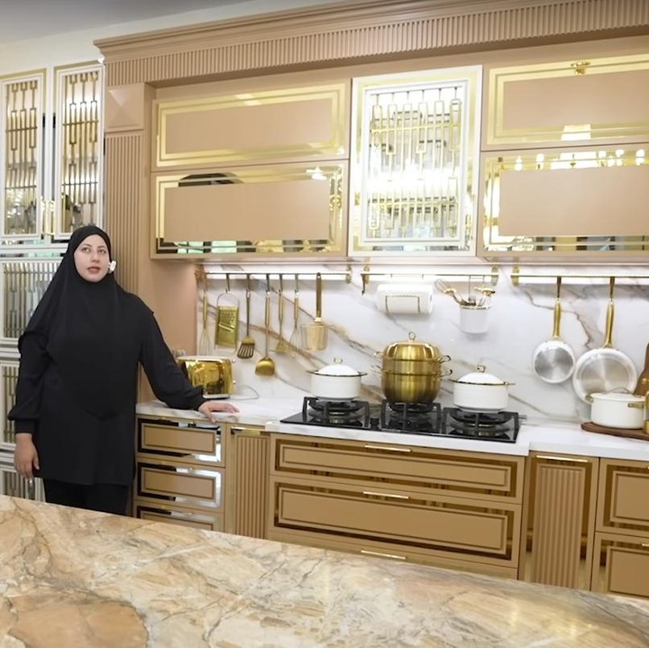 <p>Tasyi Athasyia membagikan penampakan dapur dan ruang makannya yang baru direnovasi di kanal YouTube-nya, Bunda. Ia menyebut semua selesai dalam waktu yang cukup panjang, hampir 1 tahun. "Pembuatan dapur aku yang memakan waktu hampir 1 tahun saking semuanya dibuat <em>handmade," </em>ucapnya.<em>(Foto:</em> YouTube Tasyi Athasyia)<br /><br /><br /></p>