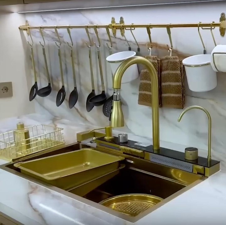<p>Dapur baru Tasyi dibuat dengan nuansa <em>gold</em> alias nuansa emas dengan sentuhan teknologi. "Aku suka banget, temanya tuh kayak <em>nude, creame, gold</em> dan serba <em>touchscreen."(Foto:</em> YouTube Tasyi Athasyia)<br /><br /><br /></p>